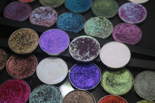 Unleash Your Inner Artist: The Differences Between Standard, Duochrome, and Multichrome Eyeshadows